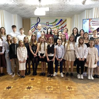 Мистецький захід учнів та викладачів фортепіанно струнного відділу «Навколо світу музичними стежками»